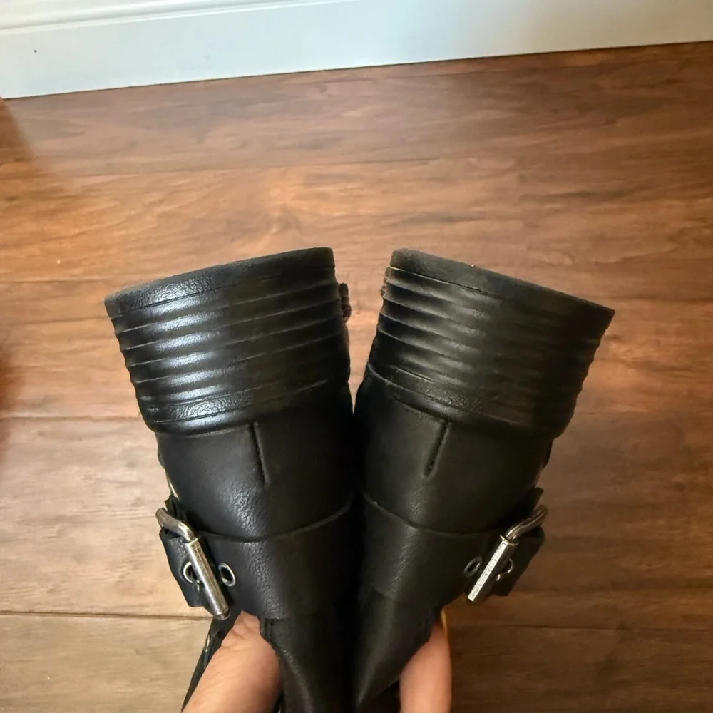 NWOT Steve Madden Girls JFlyer Black Moto Boots with Buckle Detail-Size 2